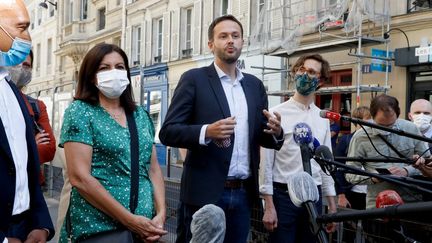 La maire sortante de Paris Anne Hidalgo et son colistier David Belliard, le 2 juin 2020 à Paris.&nbsp; (FRANCOIS GUILLOT / AFP)