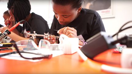 Atelier soudure, au Cap, pour les jeunes filles&nbsp;qui participent au projet de lancement du premier satellite privé africain. (MEDO)