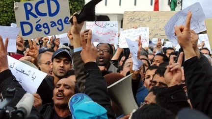 Tunis, 19 janvier 2011. Un manifestant brandit une pancarte explicite contre le parti du président déchu Ben Ali. (AFP - Fethi Belaid)