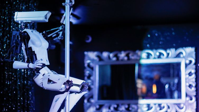 Nantes Des Robots Sexy En Vedette Dans Un Club De Strip Tease