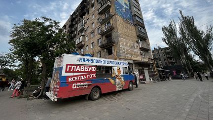 Sur ce food truck, dans le centre de la ville, l'inscription : "Marioupol c'est la Russie, un point c'est tout." (SYLVAIN TRONCHET / RADIO FRANCE)