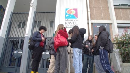 Des élèves devant le lycée Maurice-Ravel à Paris, le 5 mars 2024. (ALEXIS BISSON / MAXPPP)