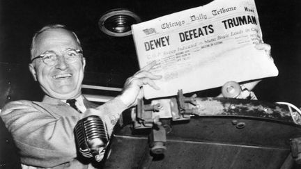 Le président nouvellement élu Harry Truman, le 3 novembre 1948, exhibant le Chicago Daily Tribune qui avait faussement titré "Dewey bat Truman". (BETTMANN / BETTMANN)