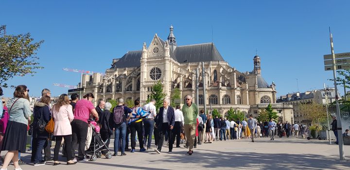 Après l'incendie de Notre-Dame, de très nombreux fidèles ont souhaité assister à la messe de Pâques célébrée en l'église Saint-Eustache, à Paris, dimanche 21 avril.&nbsp; (FABIEN MAGNENOU / FRANCEINFO)