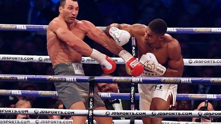 Anthony Joshua sonne Wladimir Klitschko (BEN STANSALL / AFP)