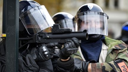 Un policier arm&eacute; d'un Flash-Ball, lors d'une manifestation &agrave; Nantes (Loire-Atlantique), le 22 novembre 2014. (GEORGES GOBET / AFP)