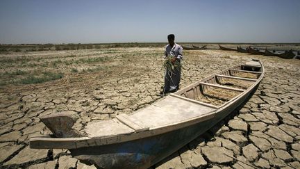 Saddam Hussein avait déjà en partie asséché le marais pour lutter contre une rébellion chiite après la première guerre du Golfe. Ici, en 2015, le débit du fleuve a été ralenti par Daech qui a fermé une vanne d'un barrage dans le nord de l'Irak. Le débit des deux fleuves dépend aussi de la Turquie qui a construit des barrages sur le Tigre et l'Euphrate. (AFP PHOTO / HAIDAR HAMDANI)