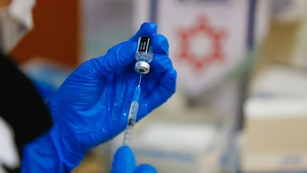 Des personnes âgées reçoivent un vaccin contre le coronavirus Pfizer-BioNTech à Tel-Aviv, Israël, le 23 décembre 2020. (NIR KEIDAR / ANADOLU AGENCY / AFP)