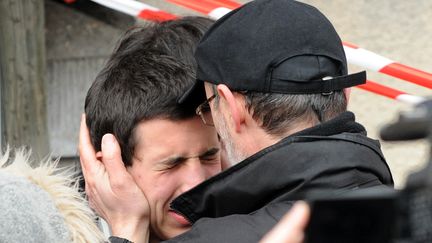 Un adolescent effondr&eacute; apr&egrave;s la tuerie du coll&egrave;ge-lyc&eacute;e Ozar Hatorah de Toulouse (Haute-Garonne), le 19 mars 2012. (REMY GABALDA / AFP)