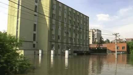 Après la destruction d'un barrage en Ukraine, les populations locales s'organisent.