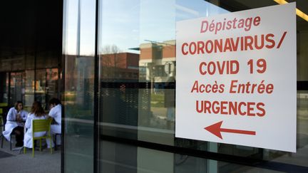 Une pancarte devant l'entrée de l'hôpital à Toulouse le 13 mars 2020. (Alain Pitton / NurPhoto / AFP)