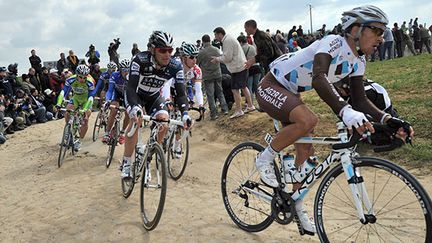 Lloyd Mondory sur les pavés de Paris-Roubaix en 2010.  (LIONEL BONAVENTURE / AFP)