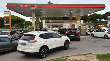 Des automobilistes qui font la queue devant une station-service du sud de la France, le 5 octobre 2022.&nbsp; (PASCAL GUYOT / AFP)