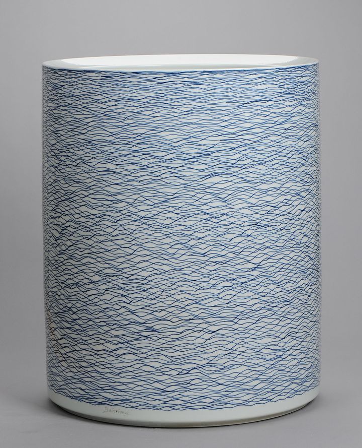 Bai Ming, "Ligne d'eau", 2011, Porcelaine, bleu de cobalt sous couverte, Collection privée
 (Atelier Bai Ming)