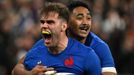 Damian Penaud célébrant son essai victorieux lors de France-Australie, avec Yoram Moefana, au Stade de France, le 5 novembre 2022. (MARTIN BUREAU / AFP)