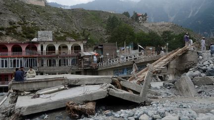 Des habitants constatent les dégâts provoqués par les inondations&nbsp;à Kalam, au Pakistan, le 5 septembre 2022. (HUSSAIN ALI / ANADOLU AGENCY / AFP)