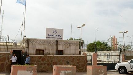 Un véhicule de l'ONU arrive au siège de la Mission des Nations Unies pour l'organisation d'un référendum au Sahara occidental (Minurso), le 13 mai 2013 à Laayoune, principale ville du territoire contesté. (Fadel Senna/AFP)