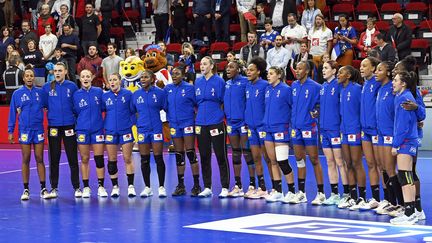 L'équipe de France chante la Marseillaise avant son match de préparation à l'Euro contre l'Allemagne, le 2 octobre 2022 à Nancy.&nbsp; (MAXPPP)