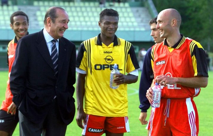 Jacques Chirac (à g.) en compagnie de Marcel Desailly et Franck Leboeuf, le 3 juin 1998, à Clairefontaine (Yvelines). (GABRIEL BOUYS / AFP)