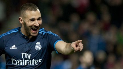 Karim Benzema célèbre un but inscrit avec le Real Madrid, le 7 février 2016 à Grenade (Espagne). (JORGE GUERRERO / AFP)