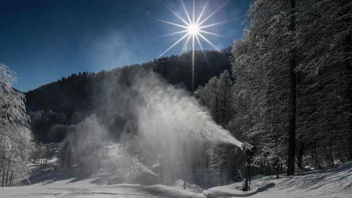 Des canons &agrave; neige en marche sur une des pistes de la station de Sotchi (Russie), le 2 janvier 2014.&nbsp; (ANTON DENISOV / RIA NOVOSTI / AFP)