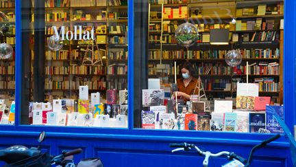 Vitrine de la célèbre Librairie Mollat à Bordeaux, fin novembre 2020. (CONSTANT FORME-BECHERAT / HANS LUCAS)