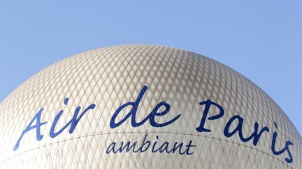 Le ballon d'Airparif, basé au Parc André Citroën (15e arrondissement de Paris) permet depuis 2018 d'effectuer des&nbsp;mesures de polluants de 0 à 300m d’altitude. (KENZO TRIBOUILLARD / AFP)