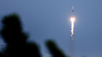 Le lanceur russe Soyouz d&eacute;colle de la Guyane fran&ccedil;aise, le 25 juin 2013, avec quatre satellites O3b &agrave; son bord.&nbsp; (JODY AMIET / AFP)