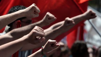 Poings lev&eacute;s, des Ath&eacute;niens ont manifest&eacute; contre l'aust&eacute;rit&eacute; lors du 1er mai 2013, dans la capitale grecque.&nbsp; (ARIS MESSINIS / AFP)