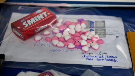 Des cachets d'ecstasy récupérés lors d'une autre saisie, à l'aéroport Roissy-Charles de Gaulle, le 18 octobre 2024. (BERTRAND GUAY / AFP)