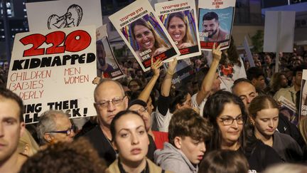 Des proches des otages israéliens détenus à Gaza par le Hamas participent à une manifestation demandant leur libération, à Tel Aviv, le 25 novembre 2023, au deuxième jour d'une trêve entre Israël et Hamas. (GIL COHEN-MAGEN / AFP)