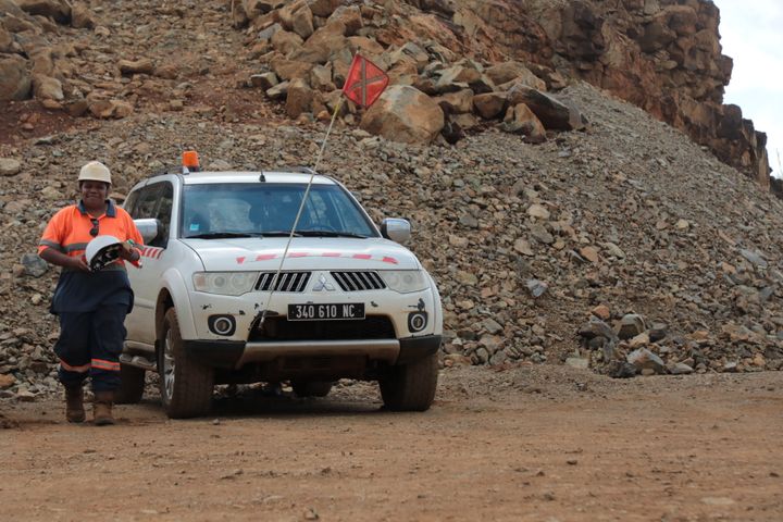 Josée Kondolo sort de son 4x4 à la mine de Ouaco. (ELISE LAMBERT/FRANCEINFO)