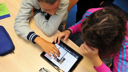 Des &eacute;l&egrave;ves utilisent une tablette num&eacute;rique en classe, au coll&egrave;ge L&eacute;onard de Vinci, &agrave; Saint-Brieuc (C&ocirc;tes-d'Armor), le 12 septembre 2013. (  MAXPPP)