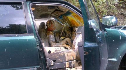 Un conducteur bless&eacute; et recouvert de peinture apr&egrave;s avoir heurt&eacute; un camion qui transportait de larges conteneurs de peintures pr&egrave;s de Belfair (Washington, Etats-Unis), le 25 juin 2013. (RUSS WINGER / AP / SIPA)