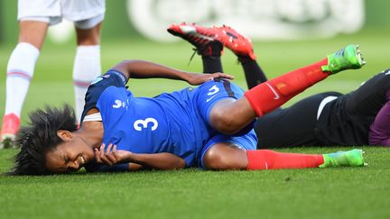 La capitaine de l'équipe de France, Wendie Renard, au sol, lors du match France-Islande de l'Euro 2017, à Tilbourg (Pays-Bas), le 18 juillet 2017. (CARMEN JASPERSEN / DPA / AFP)