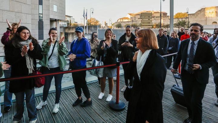 Gisèle Pelicot arrive au tribunal judiciaire d'Avignon sous les applaudissements du public, le 23 octobre 2024. (CHRISTOPHE AGOSTINIS / MAXPPP)