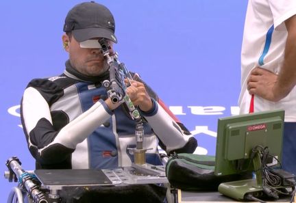 Le tireur français Tanguy de la Forest lors de la finale du tir sportif à 10 m (R4), lors des Jeux paralympiques, le 30 août 2024 à Châteauroux. (FRANCEINFO: SPORT)