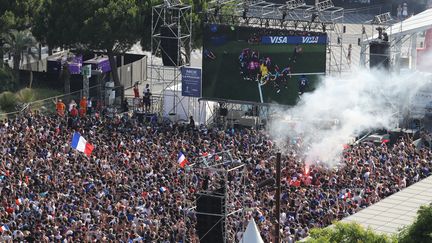 La fan zone de Nice durant la finale de la Coupe du monde de football 2018 entre la France et la Croatie, le 15 juillet 2018.&nbsp; (VALERY HACHE / AFP)