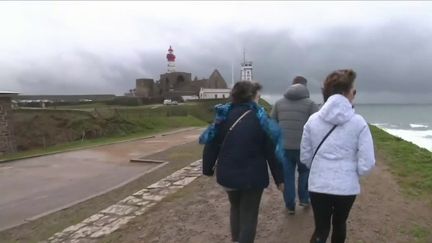 La dépression Pierrick a soufflé dès les premières heures, lundi 8 avril, sur le Finistère. Le département breton a été placé en vigilance orange et les habitants sont invités à la plus grande vigilance. (franceinfo)