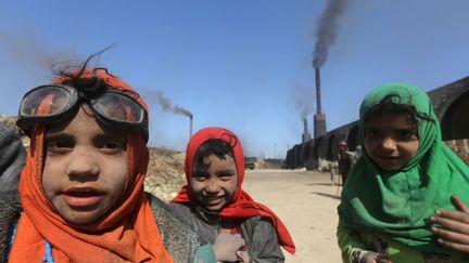 Des enfants irakiens travaillent dans une usine de production de briques &agrave; Nahrawan (Irak), le 23 f&eacute;vrier 2015. (AHMAD AL-RUBAYE / AFP)