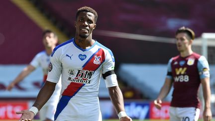 L'attaquant ivoirien de Crystal Palace,&nbsp;Wilfried Zaha, sur la pelouse d'Aston Villa à Birmingham (Angleterre), le 12 juillet 2020. (RUI VIEIRA / AFP)