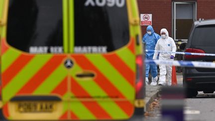 Des membres de la police scientifique enquêtent&nbsp;devant l'hôpital pour femmes de Liverpool (Royaume-Uni), le 15 novembre 2021, où un&nbsp;taxi a explosé la veille. (PAUL ELLIS / AFP)