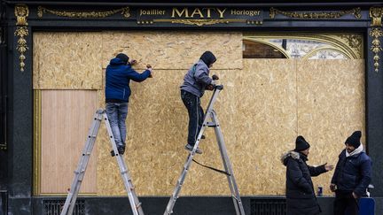 Un magasin parisien barricade ses vitrines, le 15 décembre 2018, avant une manifestation des "gilets jaunes". (DENIS MEYER / AFP)