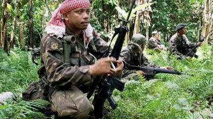 L'armée philippines traque les preneurs d'otages de Sipadan sur Jolo, où se trouve leur camp, le 5 mai 2000. (AFP PHOTO/JIMIN LAI)