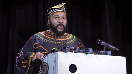 L'humoriste controvers&eacute; Dieudonn&eacute; donne une conf&eacute;rence de presse au th&eacute;&acirc;tre de la Main d'Or, &agrave; Paris, samedi 11 janvier 2014.&nbsp; (ALAIN JOCARD / AFP)