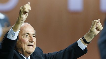 Le président de la Fifa, Sepp Blatter, célèbre sa réélection, le 29 mai 2015, à Zurich (Suisse). (ARND WIEGMANN / REUTERS)