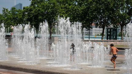 Des enfants jouent dan une fontaine place Bellecour à Lyon (Rhône), le 22 juin 2017. (FRANCK CHAPOLARD / CITIZENSIDE)