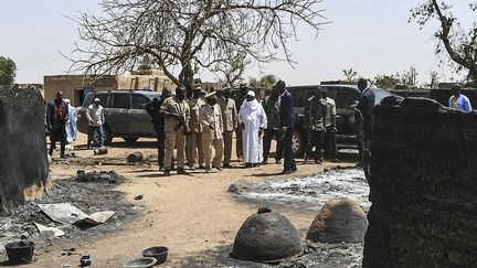 Le président malien Ibrahim Boubacar Keitar se rend dans le village de Ogassogou où, au moins, 160 personnes ont perdu la vie, le 23 mars 2019. (HANDOUT / MALIAN PRESIDENCY)