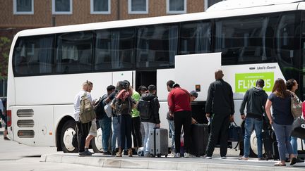 Des passagers s'apprêtent à embarquer dans un car de la compagnie FlixBus, à&nbsp;Francfort-sur-le-Main (Allemagne), le 16 juillet 2019. (Photo d'illustration) (Silas Stein / DPA / dpa Picture-Alliance)