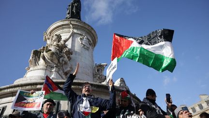 Manifestation en soutien au peuple palestinien place de la République, à Paris, samedi 4 novembre 2023. (DE POULPIQUET / MAXPPP)